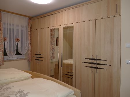 Schlafzimmerschrank 3-türig Hainbuche mit Wenge Intarsien