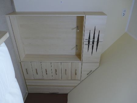 Schlafzimmerschrank Hainbuche mit Wenge Intarsien Dachschräge