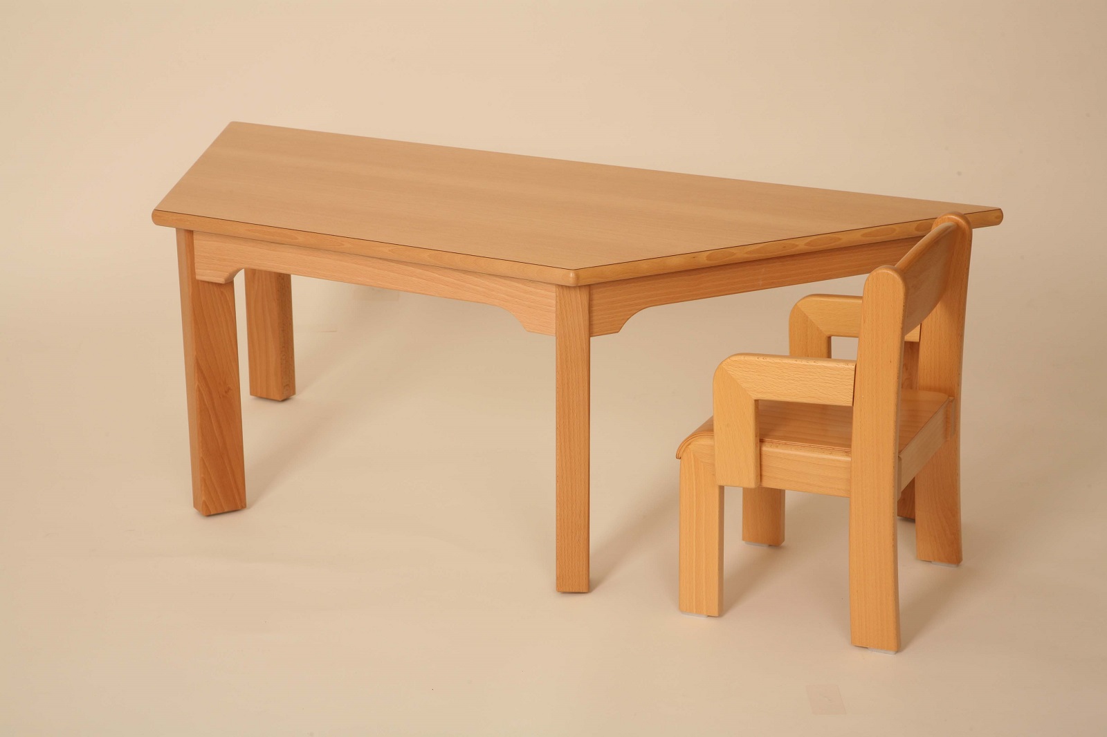 Kinderstuhl mit Tisch Kinderstuhl mit Tisch